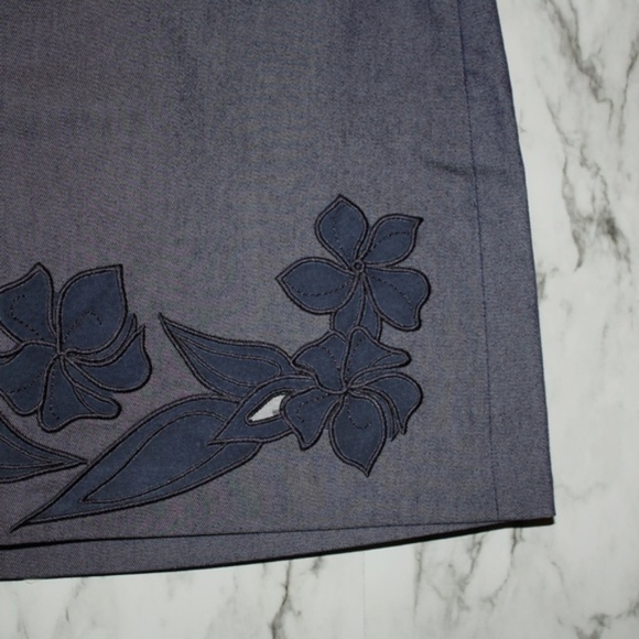 Express Jean Mini Skirt w/ Floral Applique Sz 5/6 - Picture 3 of 4